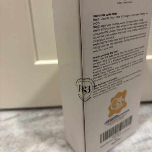 New In Box Roller @ Gua Sha Facial Massage Jade Roller Dark Green - Picture 3 of 7